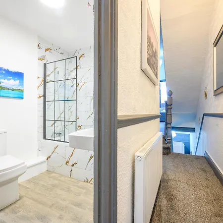 -rb7h - For Your Relaxed & Cosy & Free Parking Leeds